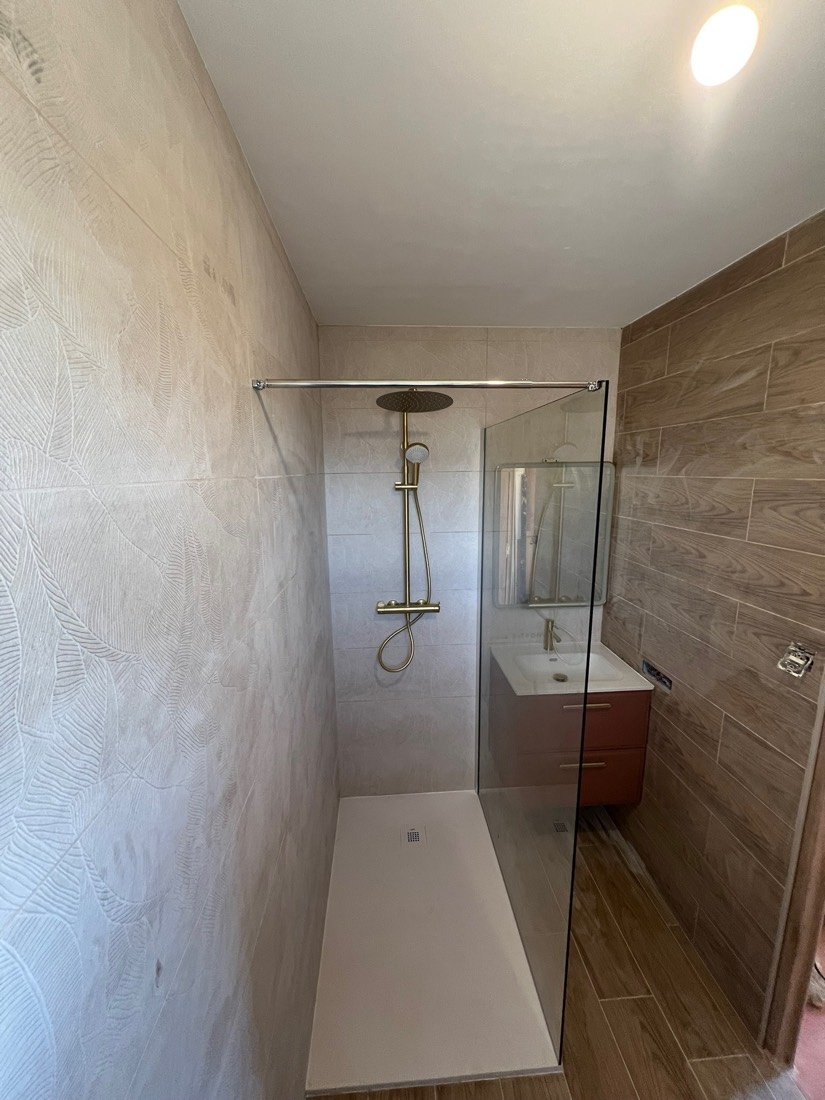 Douche à l’italienne avec colonne de douche dorée