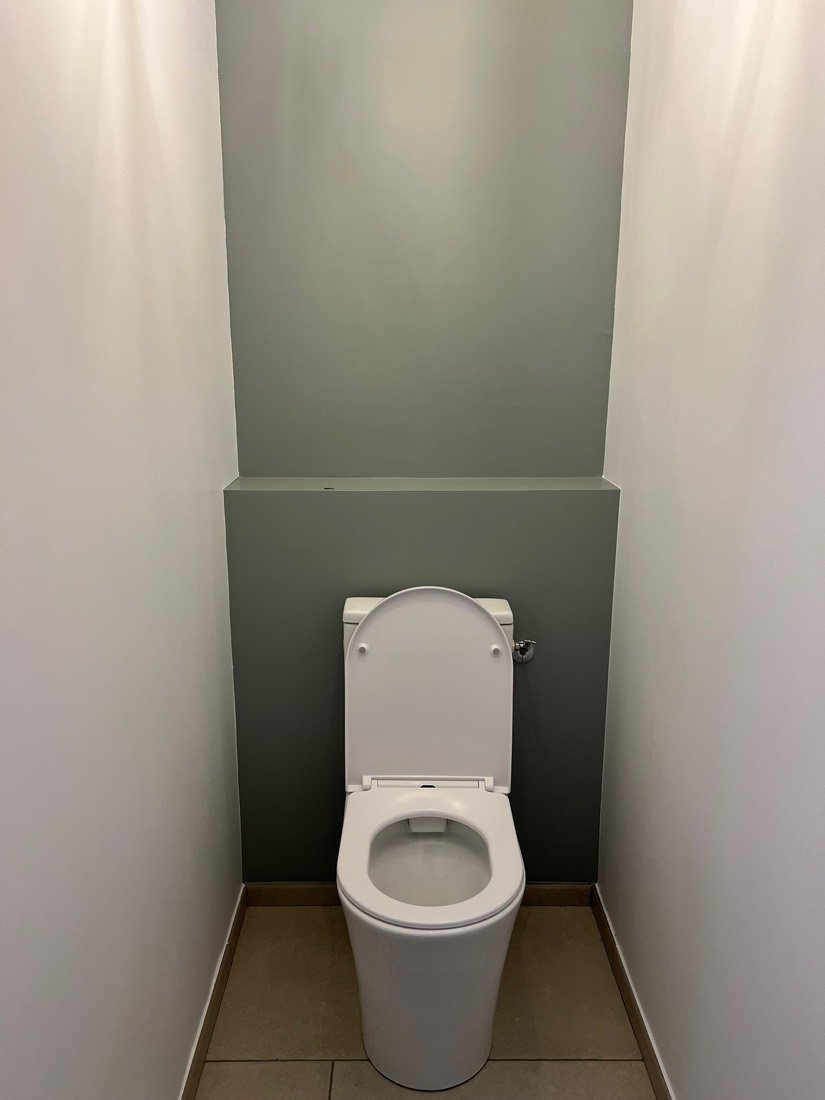 WC avec habillage vert sauge